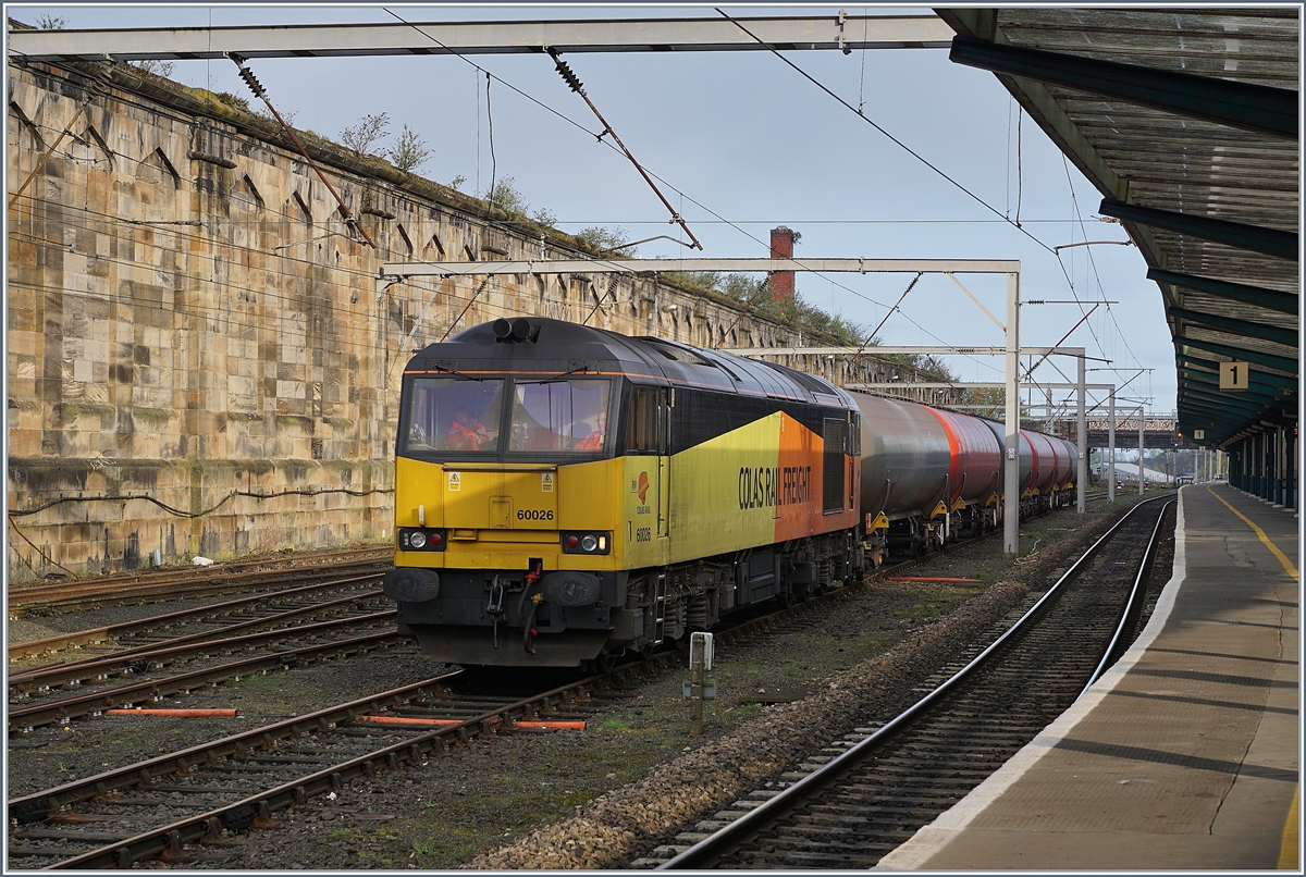 Die Colas Rail Freight 60 026 wartet mit einem Kesselwagenzug in Carlisle auf die Weiterfahrt nach Dalston (Cumbrian Coast Line).
28. April 2018