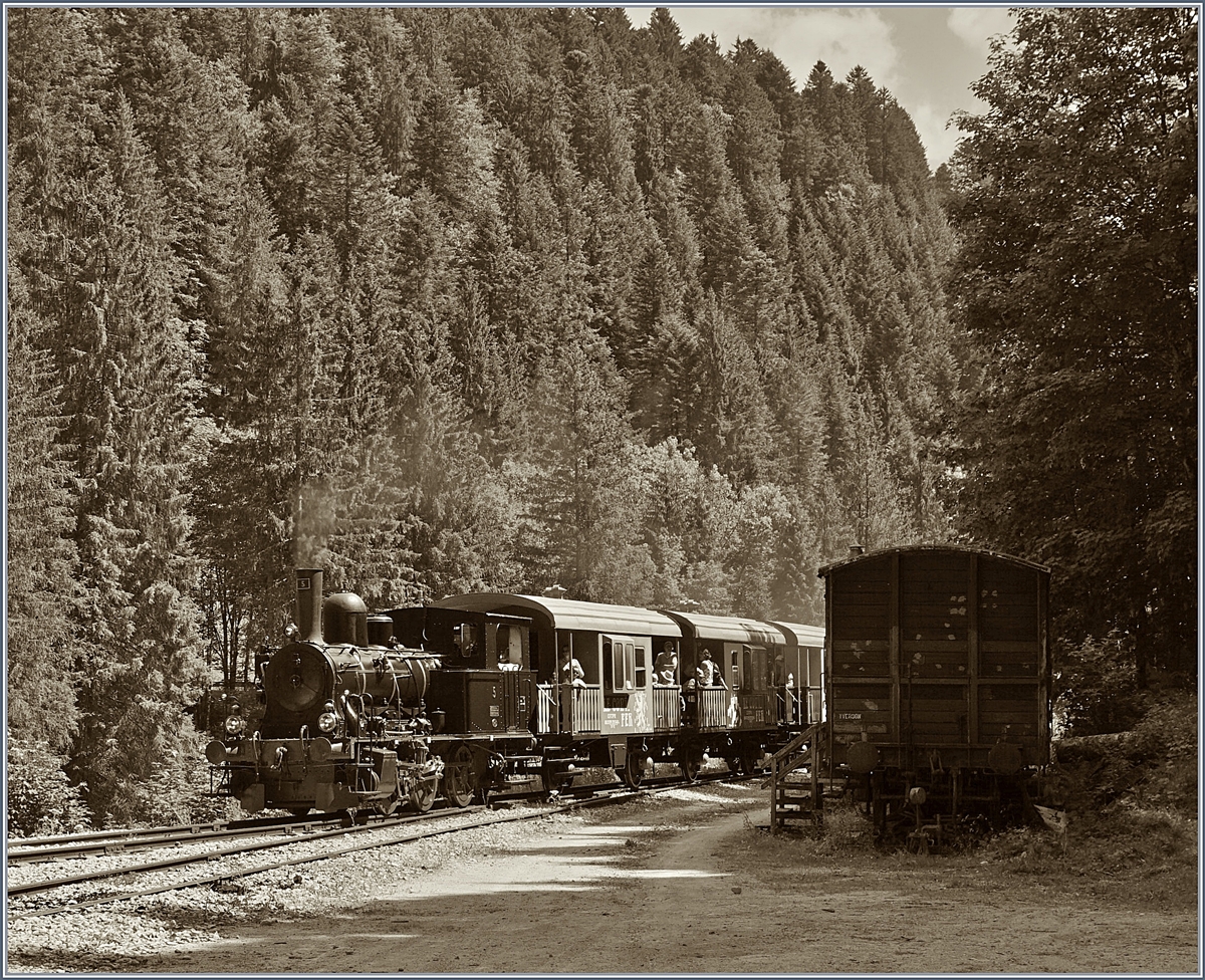Die Coni'Fer C.F.T.P.V. E 3/3 N° 5 (Baujahr 1915) erreicht mit ihrem aus Db (Spunik) hergerichteten Wagen das Ziel der Fahrt: Fontaine Ronde. Zur  Schweizer Ambiente  trägt auch der abgestellte, rechts im Bild zu sehende Gklm bei. 

16. Juli 2019