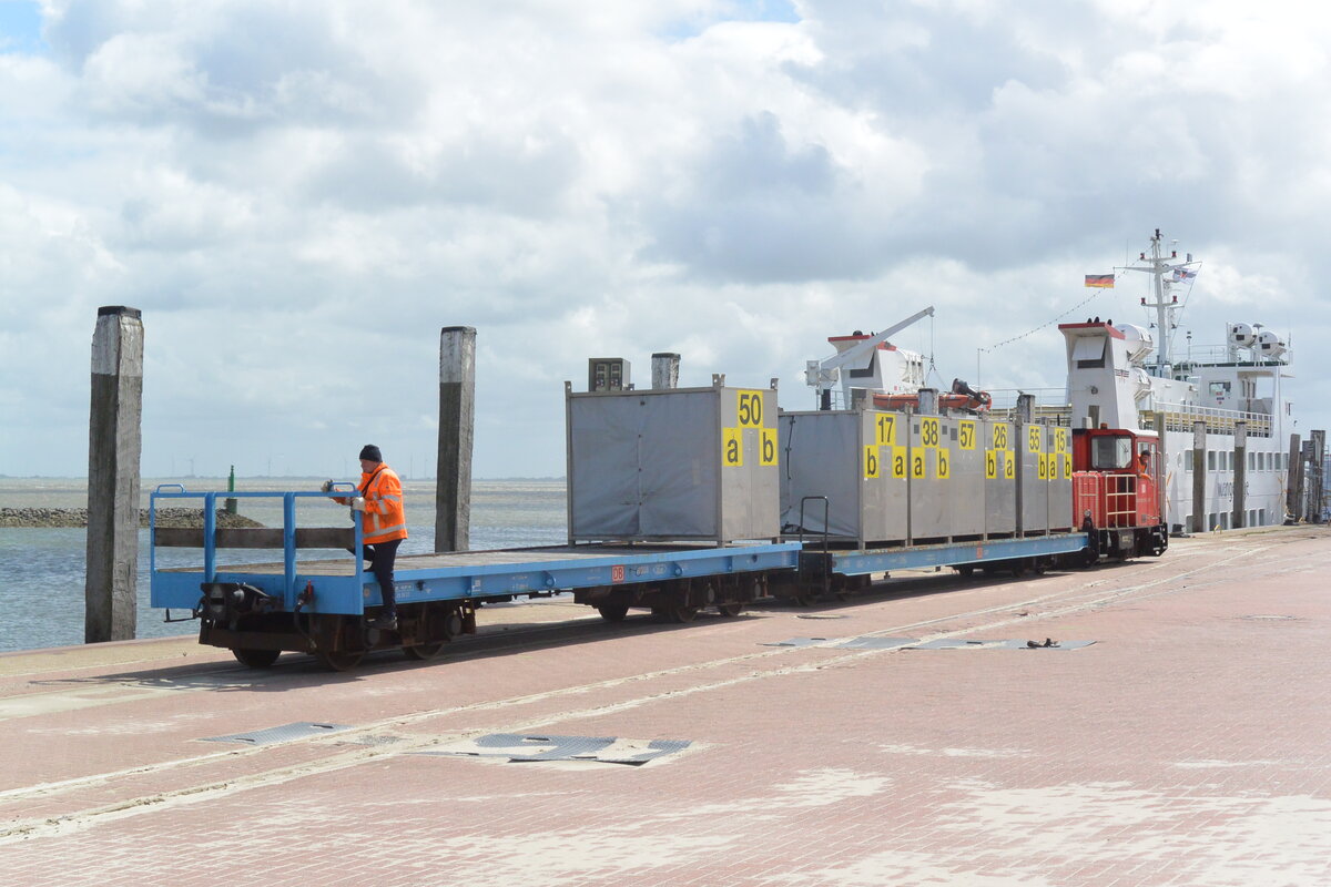 Die Container sind umgeladen. 399 108-0 rangiert die Waggons nun an die Personenwagen. Der Zug wurde dann nach Wangerooge geschoben. 28.05.2022 um 13:51 Uhr. 