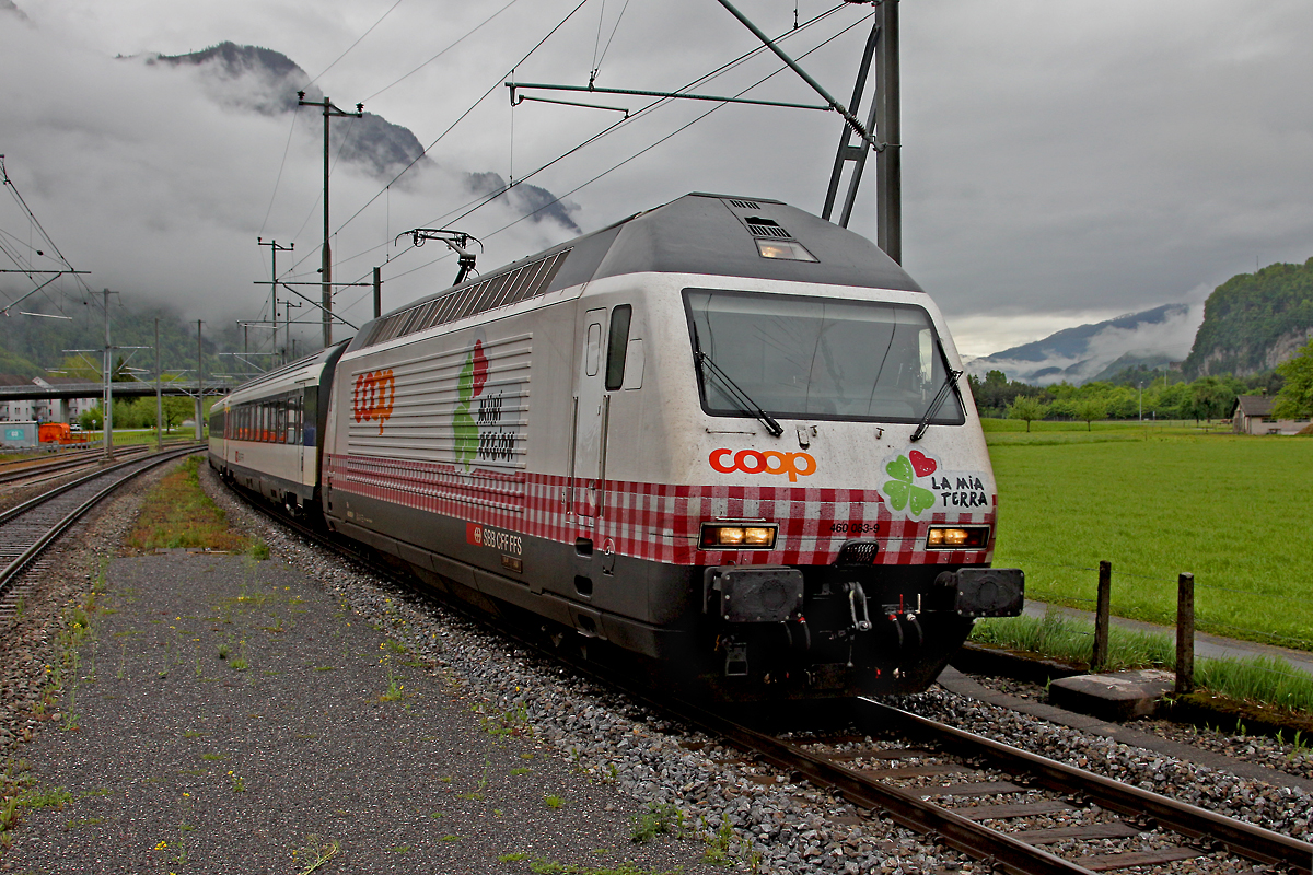 Die  Coop Werbelokokomotive  460 083-9 durcheilt am 2.5.2014 den Bahnhof Walenstadt