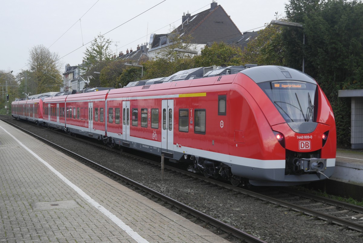 Die Coradia-ET der BR 1440.3 für die Rhein-Ruhr-SBahn-Linien 5 und 8 sind in Düsseldorf eingetroffen und werden vorübergehdn auf der HVZ-Linie 68 in Bewegung gesetzt. Im Bild: 1440 308 (vorn) und 309 in Düsseldorf-Gerresheim am 30.10.14. Eine Doppeltraktion hat gerade mal 10 Türen statt 24 beim 422 und 423. Da könnte der Fahrgastwechsel schon mal etwas länger dauern!