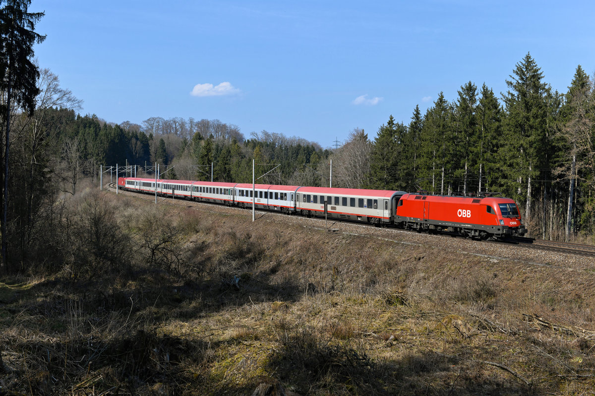 Die Corona-Pandemie sorgte für Fahrgastrückgänge von bis zu 90%. Abzulesen war das am 20. März 2020 - am letzten Tag vor der Ausgangssperre - am EC 113 nach Klagenfurt, der im Gegensatz zu den planmäßig vorgesehenen 10 Wagen nur sechs Stück aufwies. Ab München HBF führte die 1016.006. Den seit einiger Zeit wieder als  Blauer Enzian  bezeichneten Zug nahm ich bei Lorenzberg auf.   