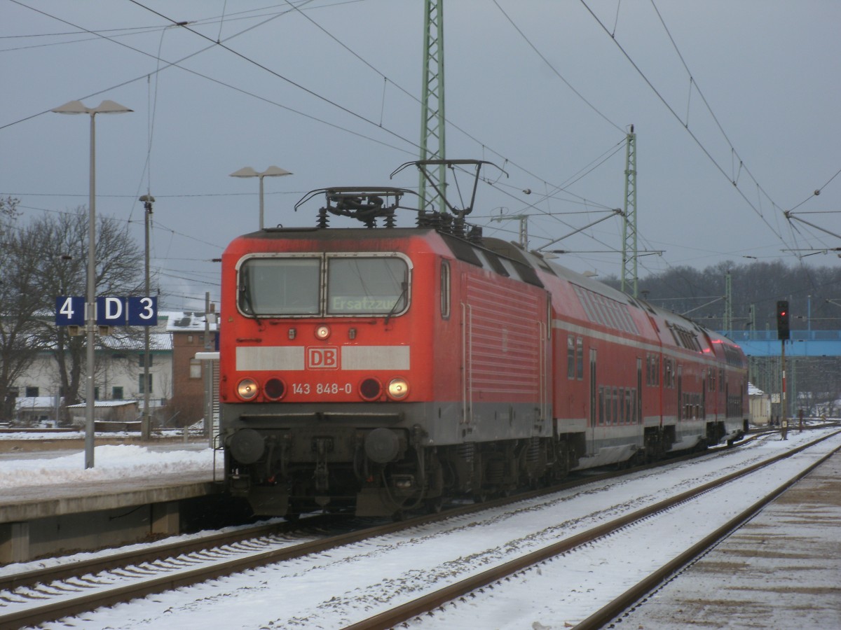 Die Cottbuser 143 848 übernahm,am 26.Januar 2014,vom 429 029,die Zugleistung für den RE 13010 Sassnitz-Rostock.Hier beim halt in Bergen/Rügen.