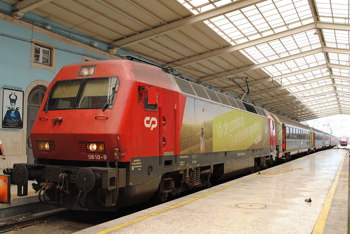 Die CP 5610 hat soeben mit einem Schnellzug den Bhf. Lissabon - Santa Apolonia erreicht. (14.06.2014)