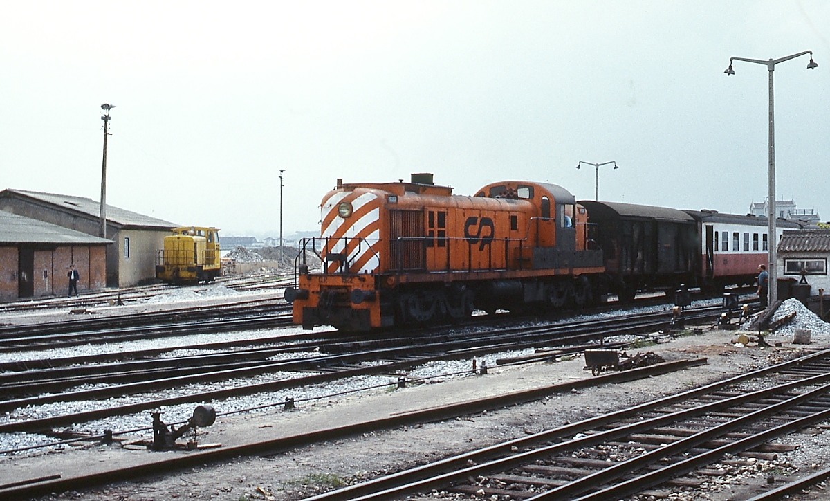 Die CP-Lok 1522 rangiert im April 1984 im Bahnhof Barreiro am Südufer des Tejo. Zwischen 1948 und 1951 lieferte ALCo 25 Exemplare dieser Lokomotiven vom Typ RSC 3/4 an die CP. Ihr Einsatz vor Schnellzügen war ein Novum in Europa. 