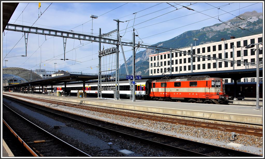 Die  Crèmeschnitte  11109 zieht den IC 920 von Chur nach Zürich HB. (01.09.2015)