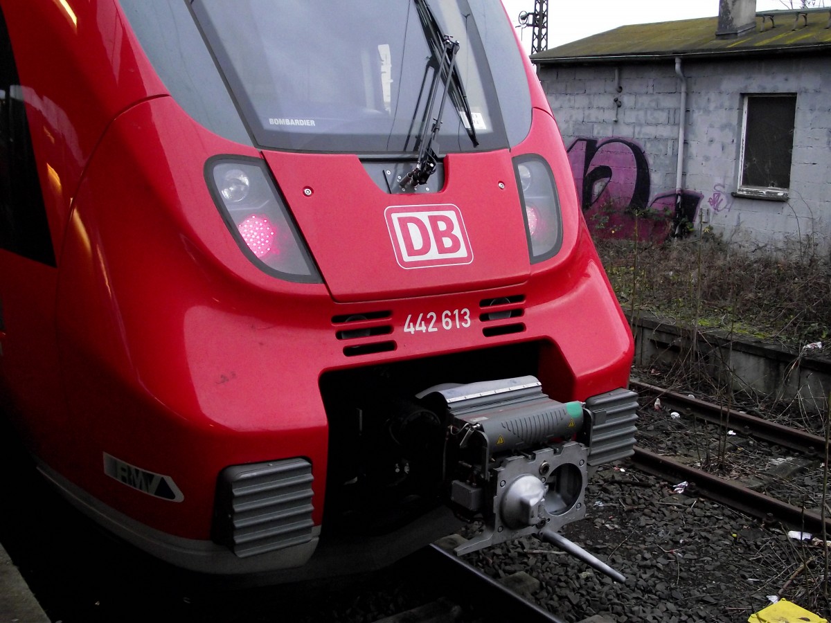 Die Crash Optimierte Front von 442 613 am 03.01.14 in Hanau Hbf 