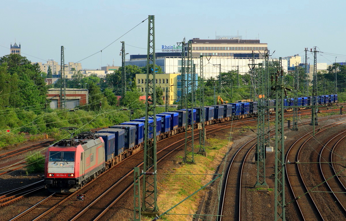 Die Crossrail-185 594-9 durchfährt am 04.07.2015 die Ostseite des Neusser Hauptbahnhofes
