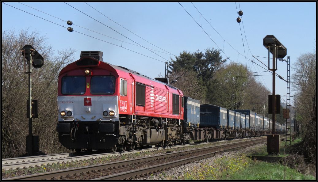 Die Crossrail Class66 DE6310 kommt mit einen Aufliegerzug die Rampe hinauf nach Belgien. Hier zu sehen am Gemmenicher Weg unweit vom Dreiländereck D,B,NL am 16.April 2015.