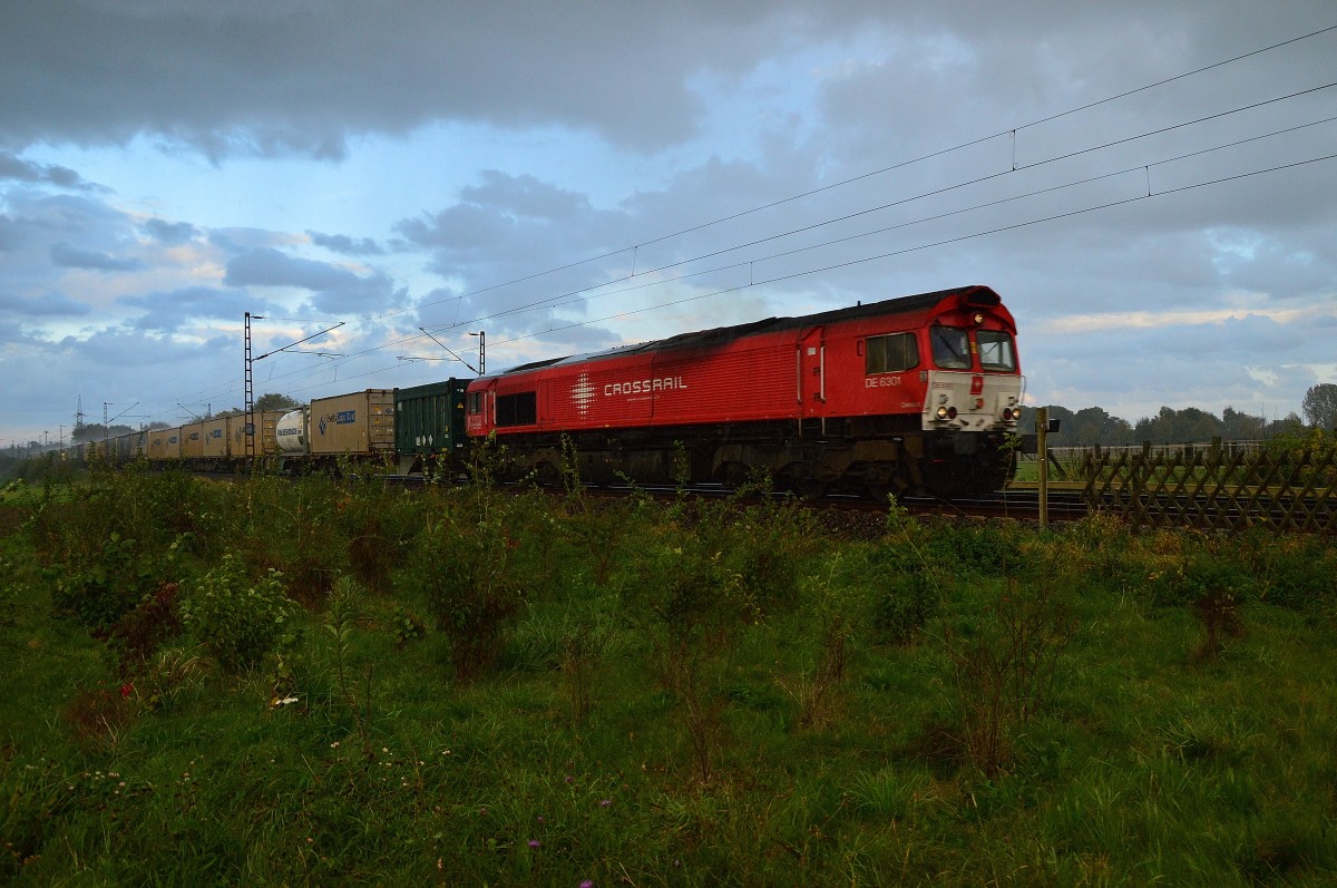 Die Crossrail DE 6301 ist im strömenden Regen bei Wickrathhahn auf der Kbs 485 gen Aachen fahrend abgelichtet am Abend des 11.10.2014