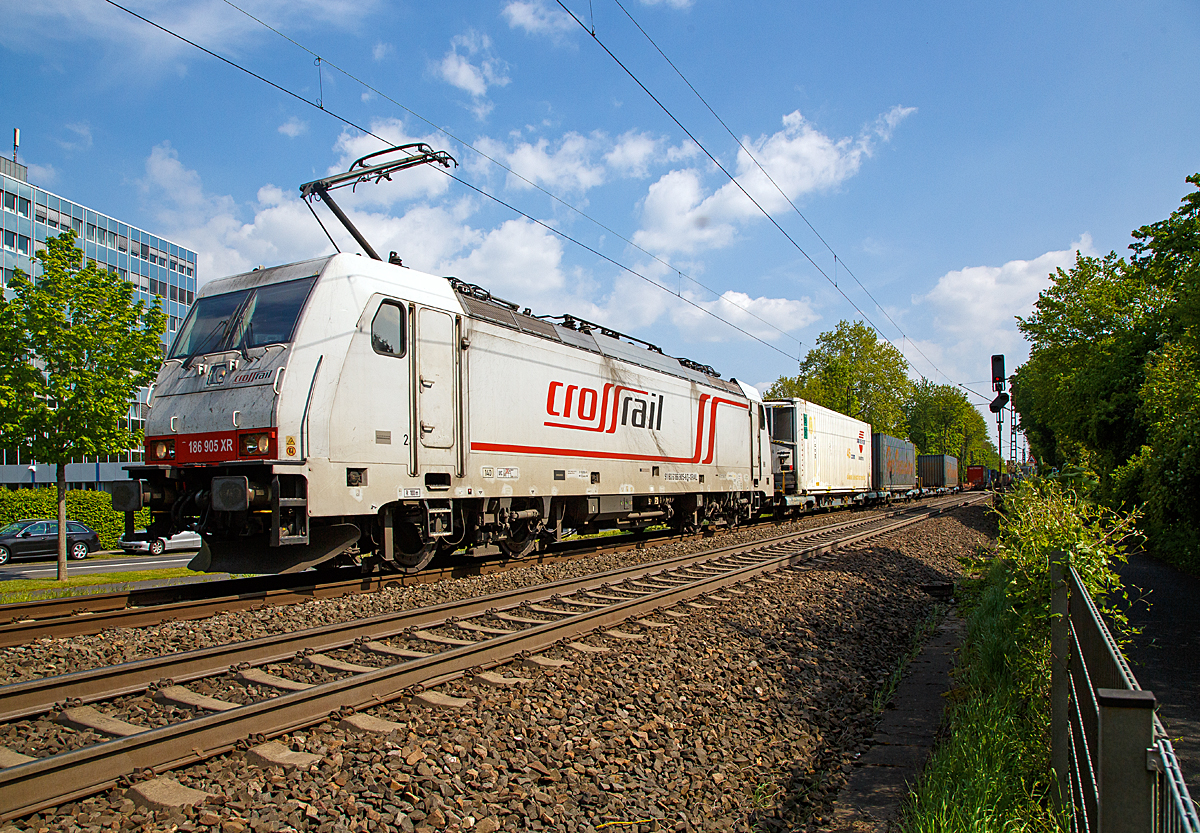 
Die Crossrail E186 905 XR (91 80 6186 905-6 D-XRAIL) fährt am 30.04.2019 mit einem Containerzug durch Bonn-Gronau (nähe dem Bf Bonn UN Campus) in Richtung Köln. (Traxx F140 MS).

Die TRAXX F140 MS(2E) wurde 2007 von Bombardier in Kassel unter der Fabriknummer 34357 für die CBRail (heute Macquarie European Rail Ltd, Luxembourg) gebaut, der Fahrzeugnutzer ist Crossrail AG in Muttenz (CH).

Die Multisystemlokomotive hat die Zulassungen bzw. besitzt die Länderpakete für Deutschland, Österreich, Schweiz und Italien.

Zur aufdatierten zweiten Traxx-Generation 2E gehört die Traxx F140 MS, in Deutschland als Baureihe 186 bezeichnet. Es handelt sich dabei grob betrachtet um eine Weiterentwicklung der Traxx F140 MS2: eine Viersystemlokomotive für Wechsel- und Gleichspannungssysteme mit 5600 Kilowatt (bzw. 4000 Kilowatt bei 1500 Volt Gleichspannung) Nennleistung, die zudem alle im vorherstehenden Absatz beschriebenen Modifikationen aufweist.

Technische Daten:
Spurweite: 1435 mm
Achsanordnung: Bo’Bo’
Länge über Puffer: 18.900 mm
Max. Breite des Lokkastens: 2.977 mm
Höhe über Stromabnehmer: 4.283 mm
Drehgestellmittenabstand: 10.440 mm
Radsatzabstand im Drehgestell: 2.600 mm
Dienstmasse: ca. 86 t (abhängig von Länderpaketen)
Radsatzlast :21.5 t
Antriebssystem: Tatzlagerantrieb
Anzahl Fahrmotoren: 4
Max. Leistung: 5.600 kW
Max. Anfahrzugkraft: 300 kN
zul. Höchstgeschwindigkeit: 140 km/h 
Netzspannungen: 25 kV AC 50 Hz, 15 kV AC 16,7 Hz, 3 kV und 1,5 kV DC