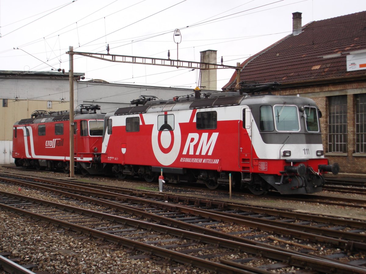 Die Crossrail Re 436 111 (noch im RM-Anstrich) und 113 (beide ex EBT) am 7. August 2006 abgestellt vor dem Depot in Burgdorf.