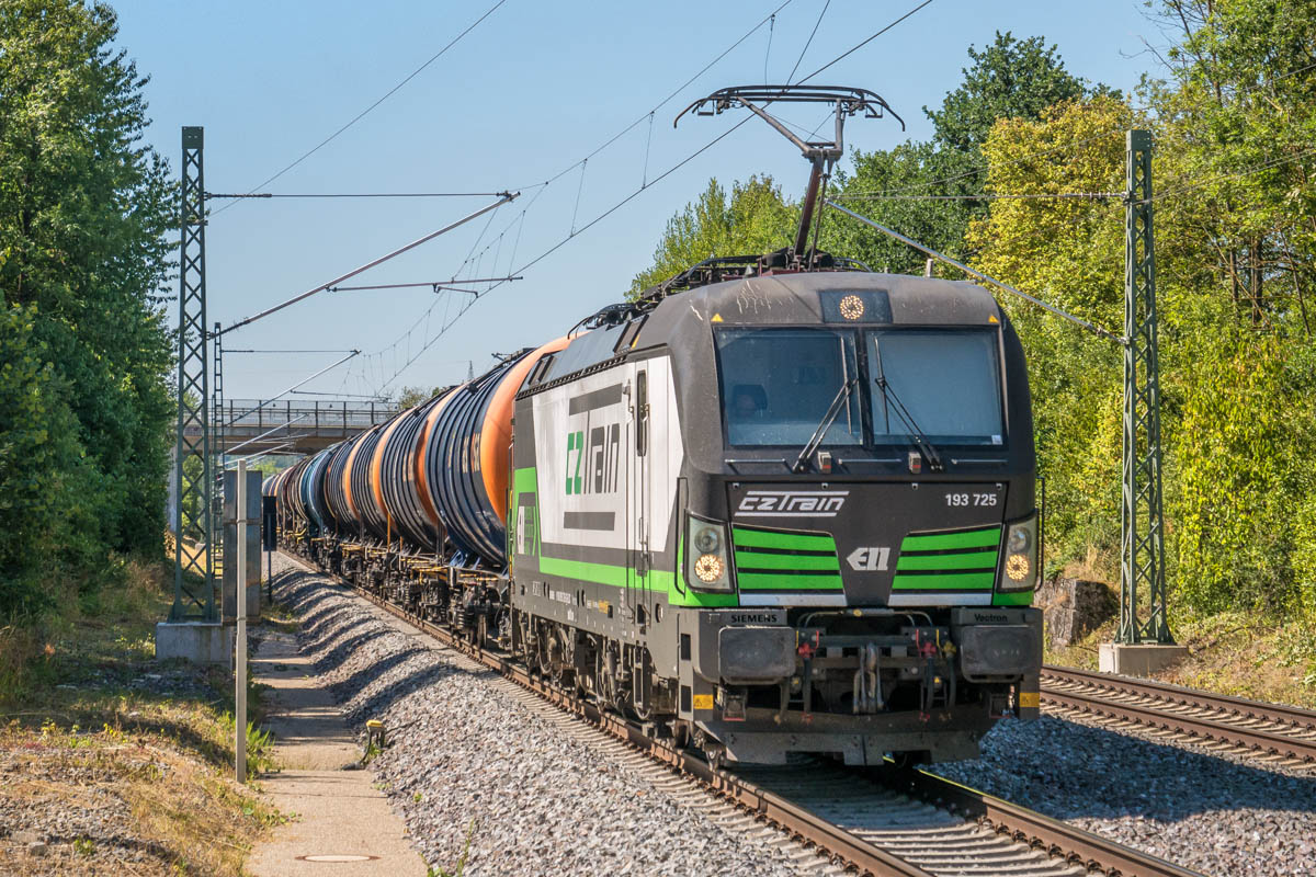 Die CZ-Train-Lok 193 725 zog am 9.8.22 einen Güterzug Richtung Nürnerg durch den früheren Bahnhof Fünfstetten. 