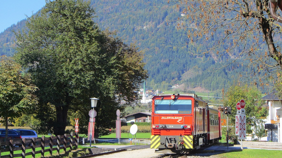 Die D 14 der Zillertalbahn erreicht am 13. Oktober 2013 mit dem R 141 von Jenbach nach Mayrhofen den Bahnhof Strass im Zillertal.