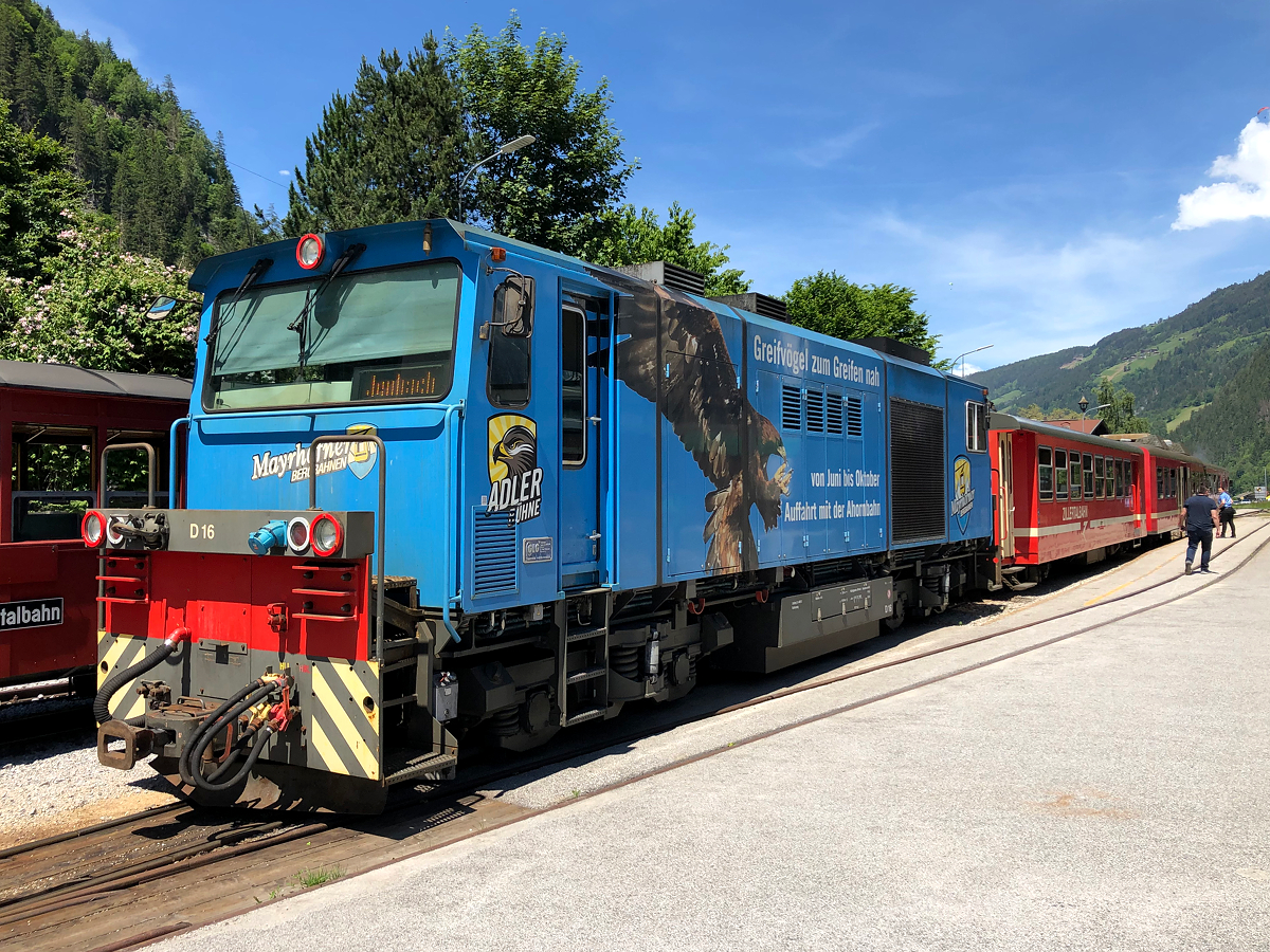 Die D 16  Greifvogelvorführung der Mayrhofner Bergbahnen (Ahornbahn)  der Zillertalbahn mit Regionalzug nach Jenbach. Aufgenommen am Zugendbahnhof in Mayrhofen im Zillertal am 02.06.2019