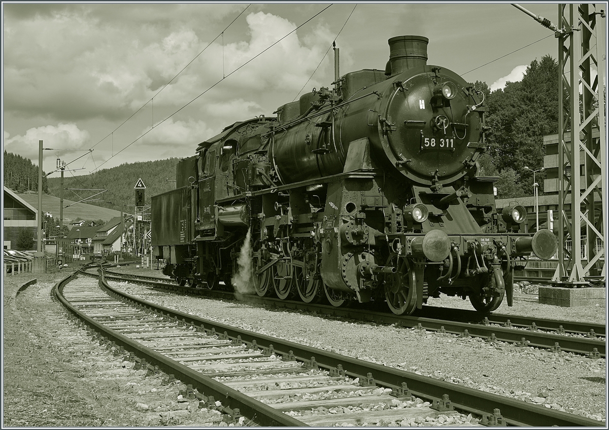 Die D-UEF 90 80 0058 311-6, besser bekannt als G12 bzw. 58 311 wartet in Baiersbronn auf ihren nächsten Einsatz. Es war wirklich eine Überraschung, diese Länderbahnlok hier in Betrieb anzutreffen, da hier sonst fast nur  Tram-Züge  verkehren. 


12. September 2021