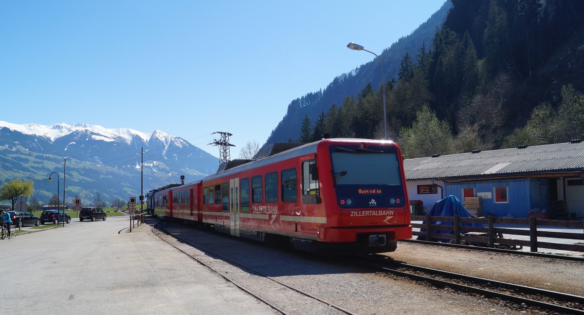 Die D16 zieht den R 141 von Jenbach nach Mayrhofen aus Strass im Zillertal am 29.3.2014 hinaus.