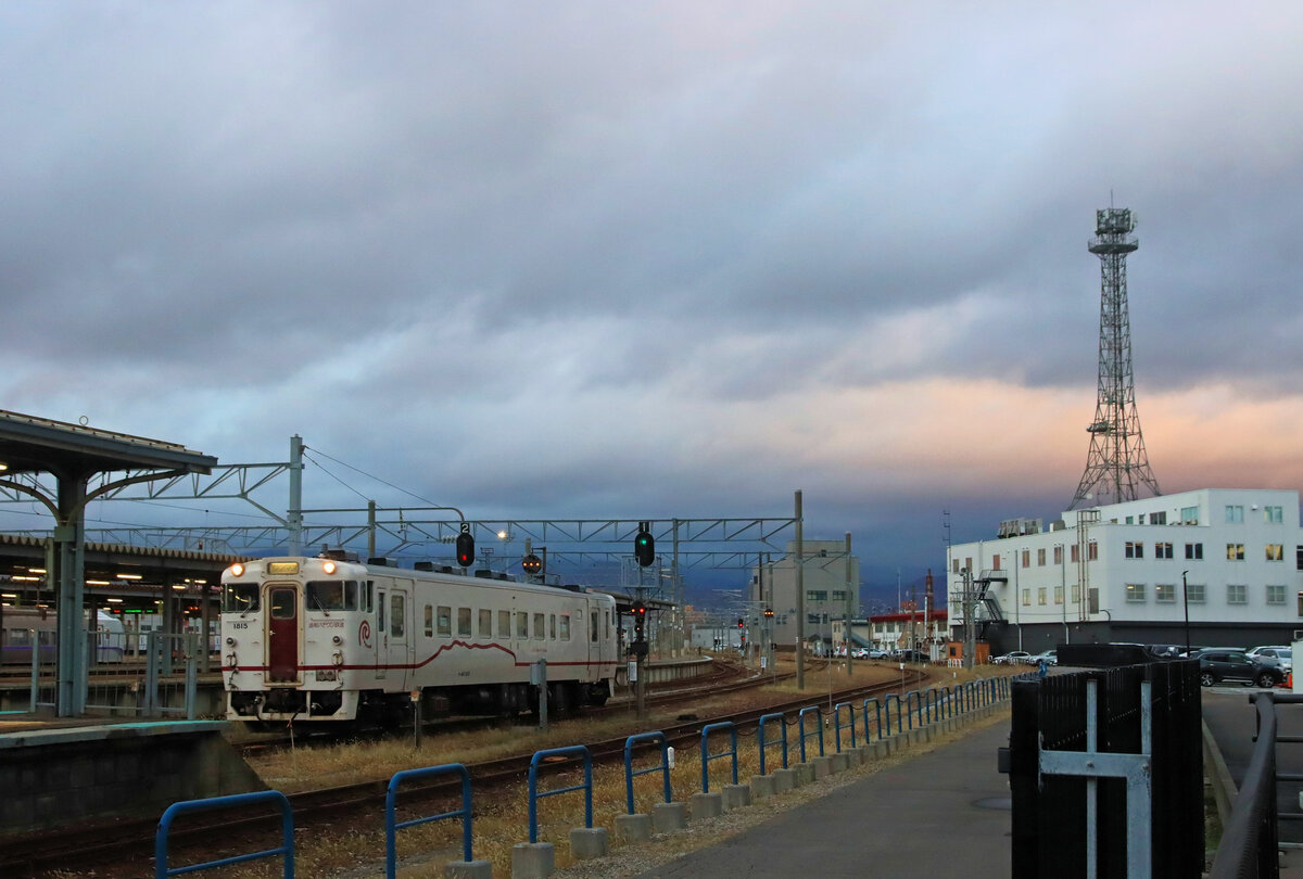 Die Dônan Isaribi-Bahn: Einfahrt des ehemaligen JR Hokkaidô-Triebwagens KIHA 40 1815 in Hakodate. 29.Oktober 2022 