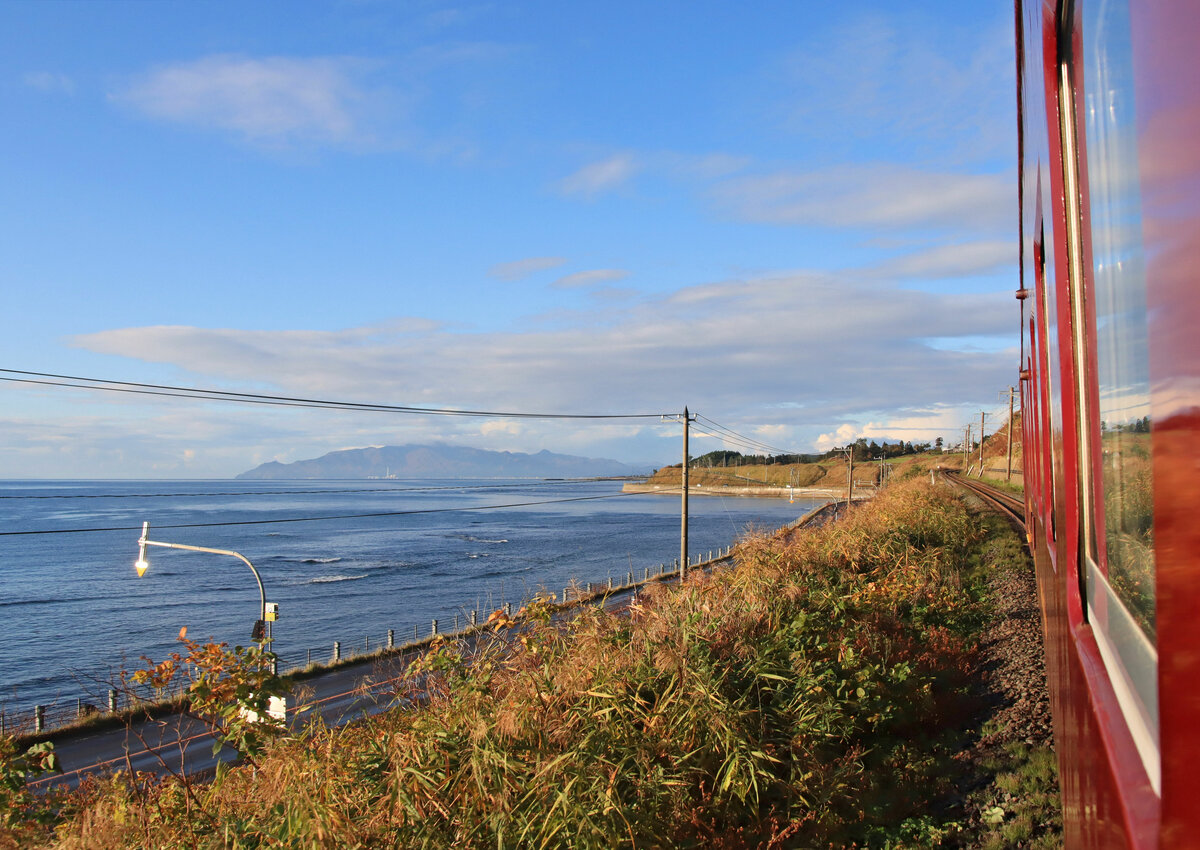 Die Dônan Isaribi-Bahn (übersetzt  Süd-Hokkaidô Fischerboot-Lichter  -Bahn); damit ist die romantische nächtliche Atmosphäre an der Küste von Süd-Hokkaidô gemeint, wenn die Fischerboote mit kleinen Lichterketten ausfahren, um damit Fische/Tintenfische anzulocken. Aufnahme entlang der Südküste von Hokkaidô, nach Oshima Tôbetsu. 30.Oktober 2022 