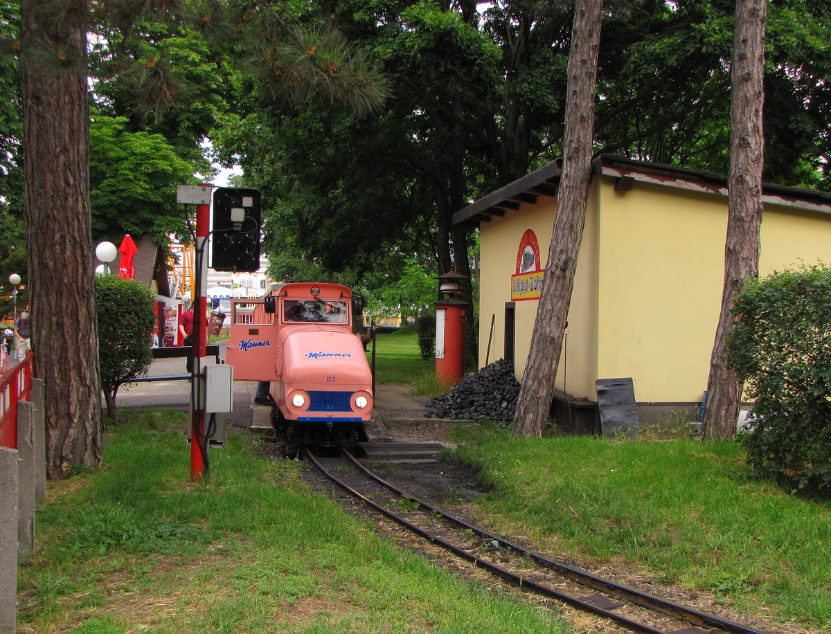 Die D3 der Liliputbahn Prater steht am 02.06.2016 mit einem Zug abfahrbereit im Hauptbahnhof.