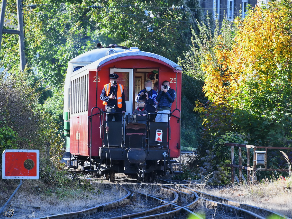 Die D5 der Brohltalbahn schiebt Anfang Oktober 2021 einen Personenwagen in Richtung Containerterminal in Brohl-Lützing. (Standort: während der Veranstaltung 120 Jahre Brohltalbahn öffentlich zugängliches Containerterminal)