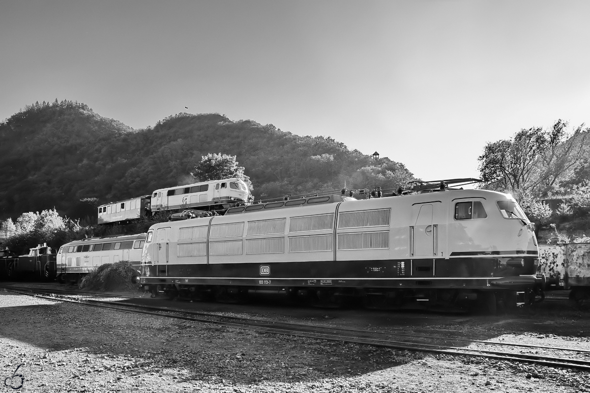 Die D5 der Brohltalbahn  tanzt  auf dem Dach von 103 113-7? (Brohl-Lützing, Oktober-2021)