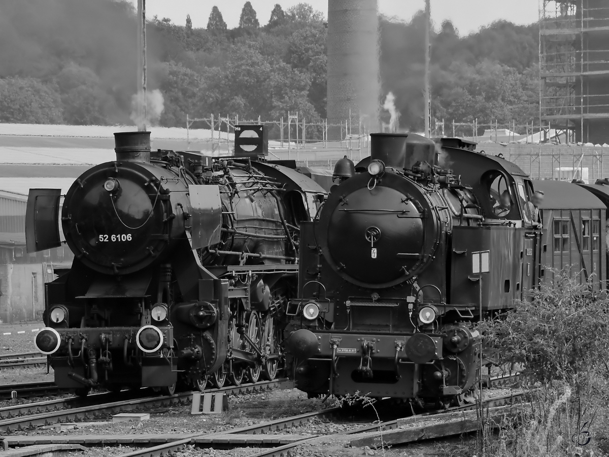 Die D5 der Hespertalbahn und die 52 6106 der Vulkan-Eifel-Bahn danpfen um die Wette. (Eisenbahnmuseum Bochum-Dahlhausen, September 2018)