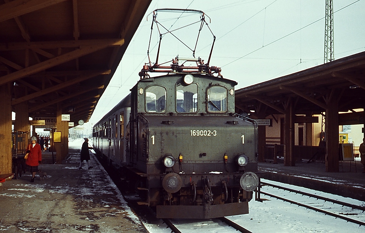 Die damals älteste Lok der DB,die 169 002-3, vor einem Nahverkehrszug nach Oberammergau im Bahnhof Murnau. Zum Zeitpunkt der Aufnahme (Dezember 1978) stand sie 69 Jahre im Dienst.