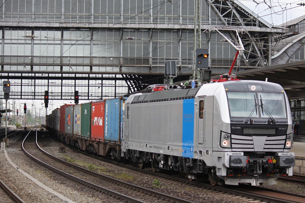 Die damals frisch Ausgelieferte Railpool/BoxXpress 193 803 am 10.5.13 mit einem Containerzug in Bremen Hbf.