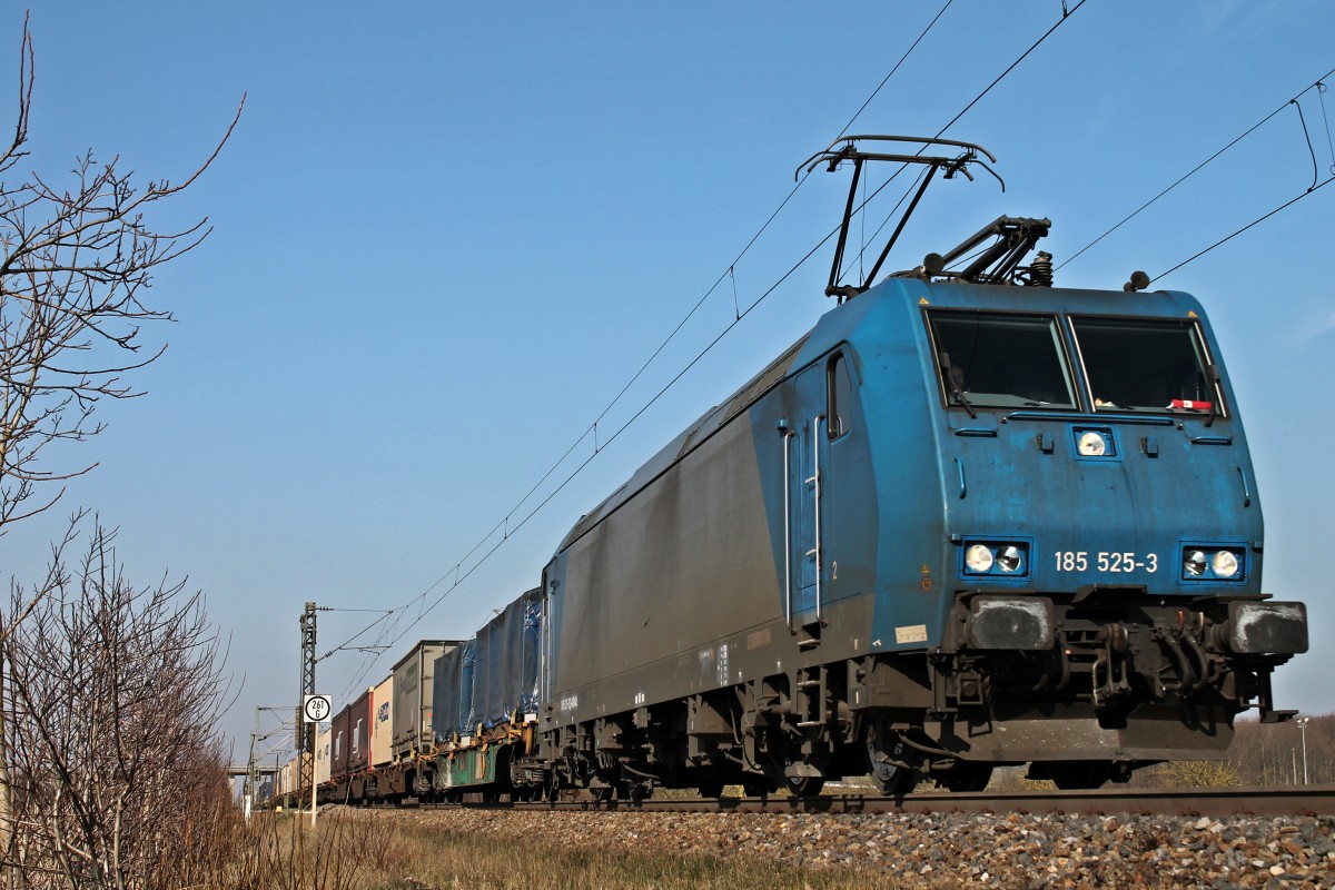 Die damals noch für Crossrail fahrende 185 525-3 war am 08.03.2014 mit einem Containerzug auf dem Weg in die Schweiz, als sie nördlich von Müllheim (Baden) ist. Heute ist die 185 525-3 bei der BLS Cargo ebenfalls in der Schweiz vermietet.