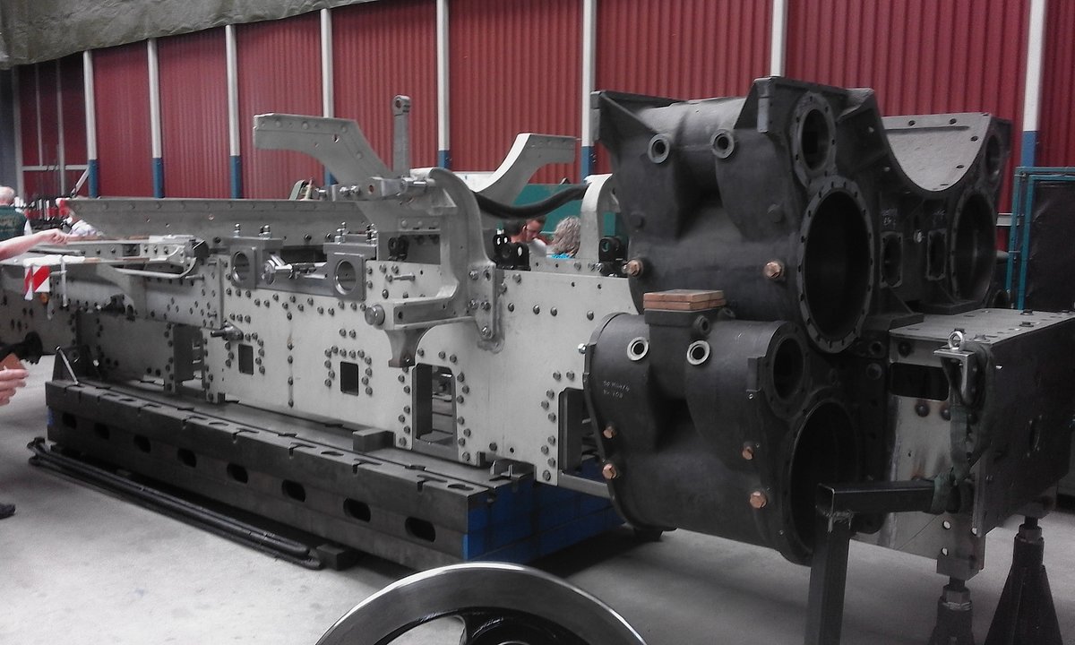 Die Dampfbahn Furka Bergstrecke (DFB) öffnete Am Wochenende vom 16. und 17. Juni 2018 die Tore zu ihrer Werkstätte in Uzwil. Unter anderem war der Anlass dazu gedacht, ihre neuste Lokomotive vorzustellen, die frisch restaurierte HG 4/4 704. Sie soll diesen Sommer auf der Bergstrecke eingesetzt werden.

Die Schwesterlok der 704, die HG 4/4 708, steht noch am Anfang der umfangreichen Revision. So konnte ich den Rumpf der Dampflok in der Werkstätte in Uzwil ablichten.

Uzwil, 17.06.2018