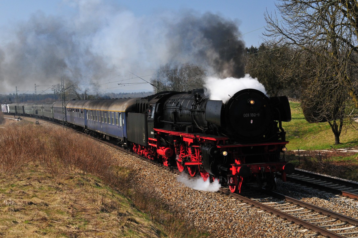 Die Dampflok 001 180-9 der Ulmer Eisenbahnfreunde e.V. ( UEF ) mit den Sonderzug Stuttgart-Salzburg am 19.03.16 in der nähe von Grabenstätt.
