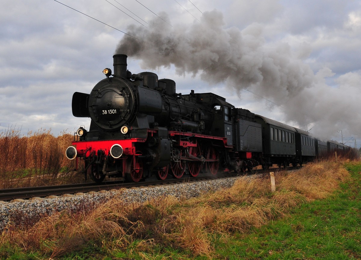 Die Dampflok 38 1301, Personenzuglokomotive der preußischen Gattung P8, Baujahr 1935 der ÖGEG mit historischen Wagengarnituren am 21.12.14 im Rahmen der Freilassinger Lokweltweihnacht auf dem Weg nach Bad Reichenhall. 