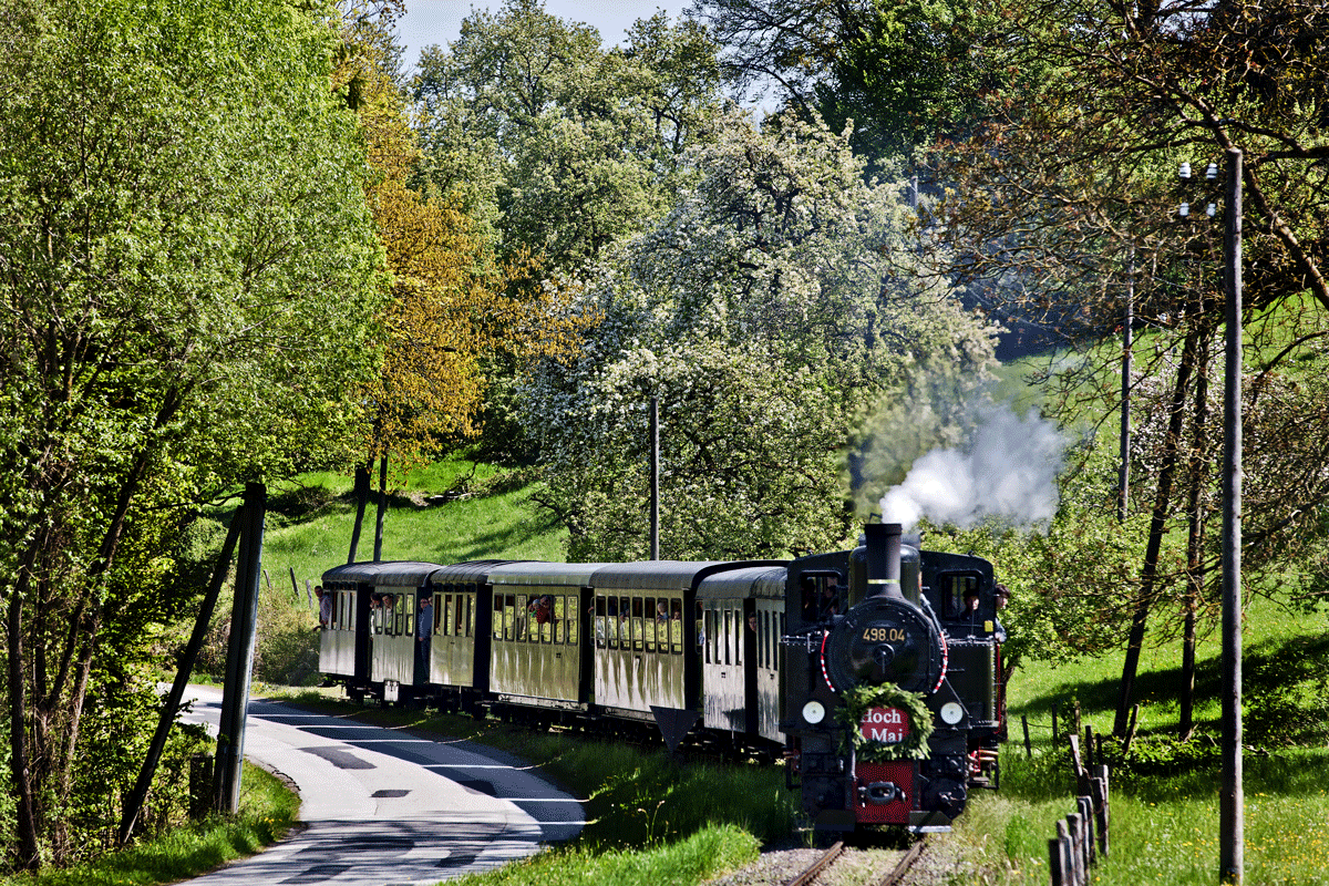 Die Dampflok 498.04 der St.B. dampft mit einem 1.Maisonderzug von Steyr nach Grünburg in Aschach an der Steyr vorüber.