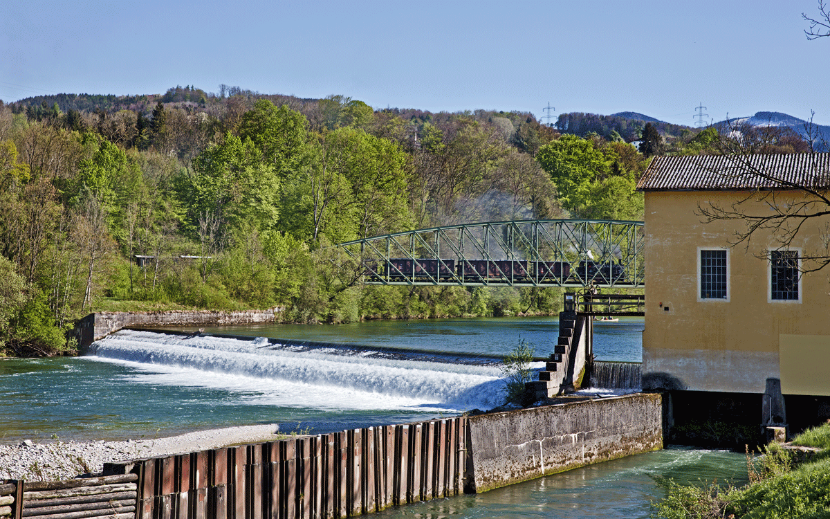 Die Dampflok 498.04 überfährt mit einem Güterzug die Eisenbahnbrücke über den Fluss Steyr in Grünburg.Bild vom 30.4.2017