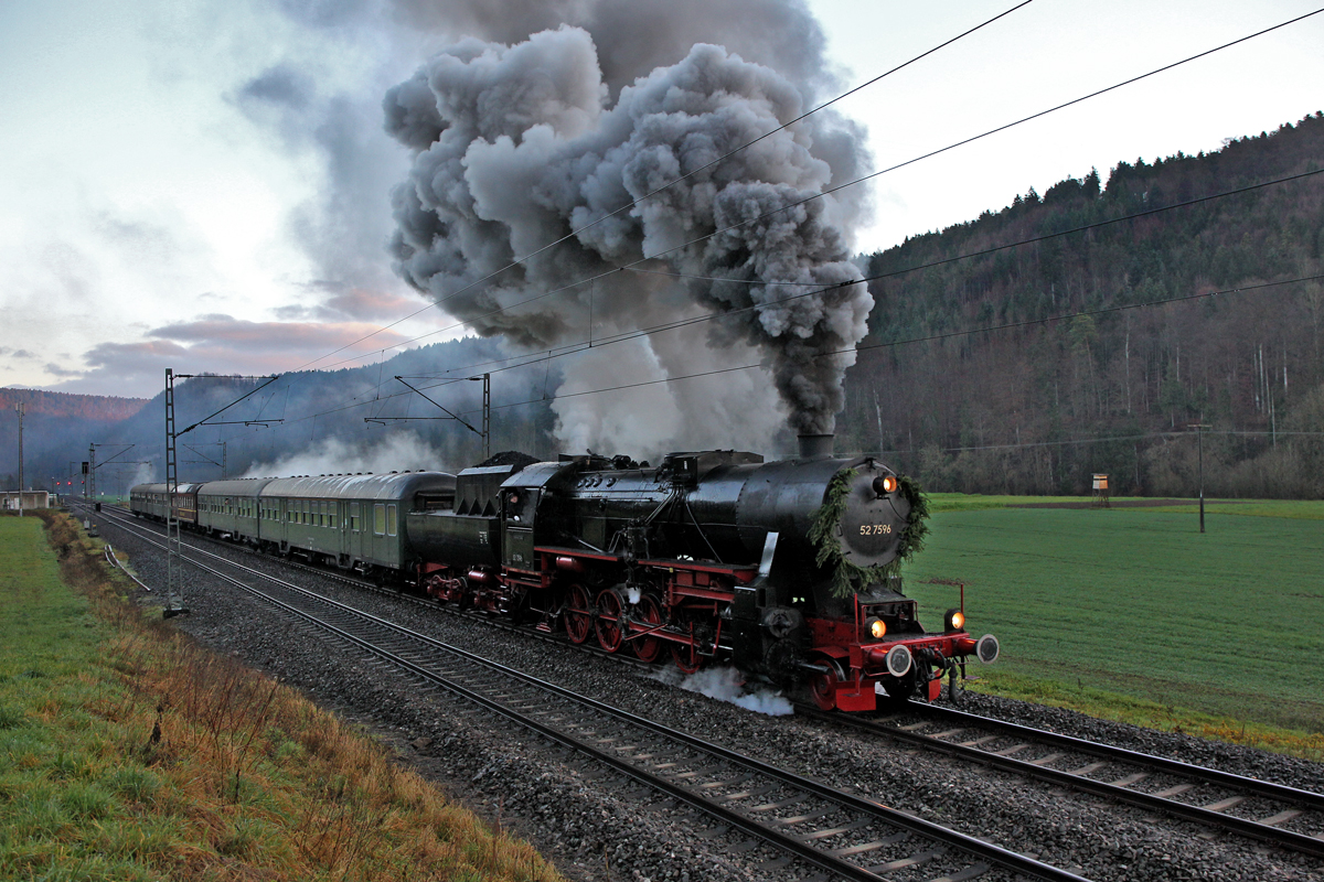 Die Dampflok 52 7569 hat bei Aistaig den IRE nach Karlsruhe passieren lassen und nimmt wieder Fahrt auf mit ihrem Sonderzug nach Konstanz an den Weihnachtsmarkt.Bild vom 21.12.2014