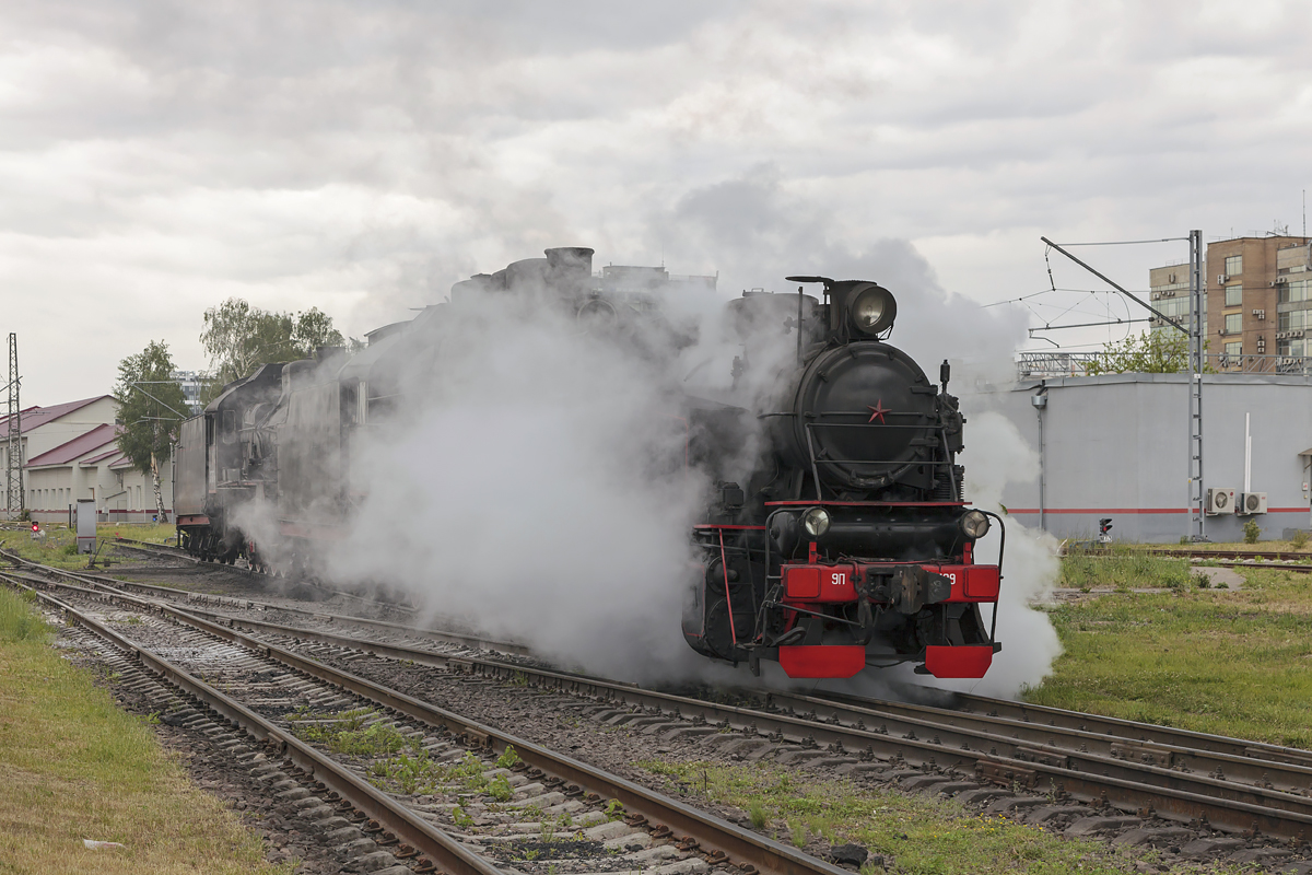 Die Dampflok 9П-19499 rangierte mit Dampflok SO17-3241 und ER 797-41  in dem Bahnbetiebwerk Podmoskownaja am 12. Juni 2019.