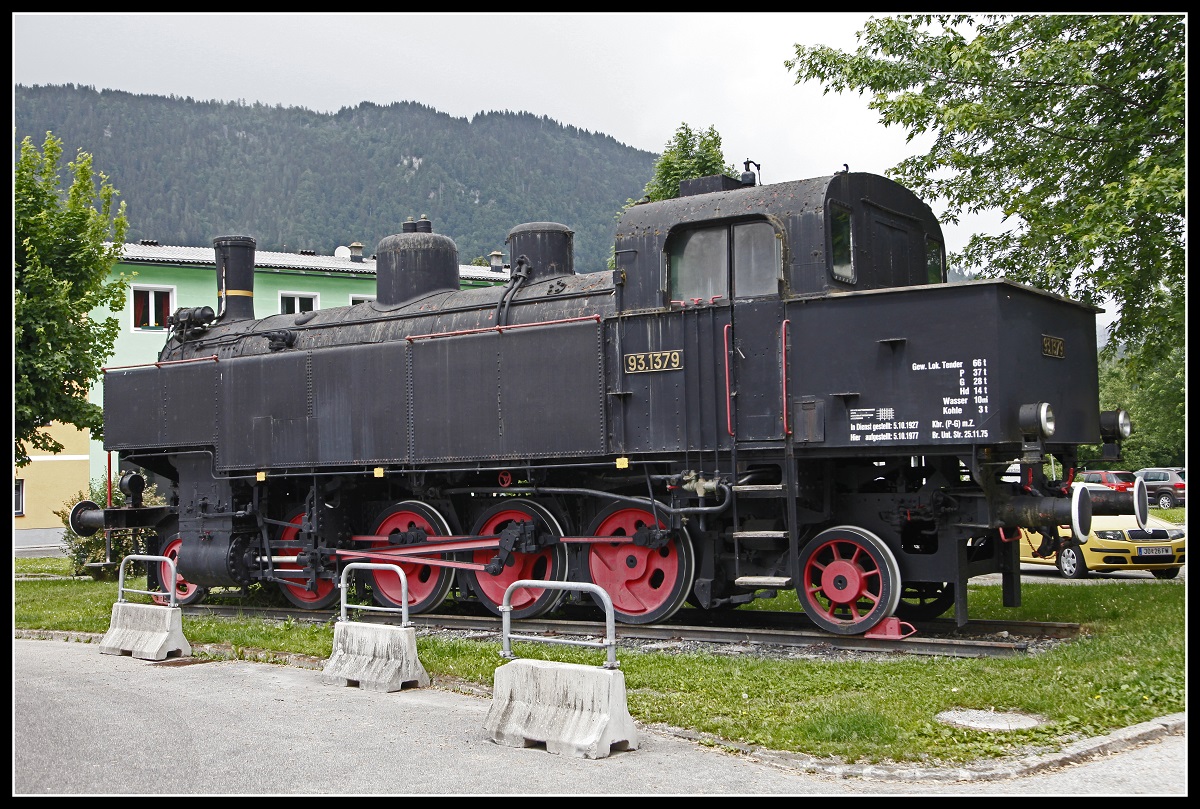 Die Dampflok 93.1379 ist in Schwarzach St.Veit am Bahnhofsvorplatz als Denkmal aufgestellt. Das Bild endstand am 23.05.2018.