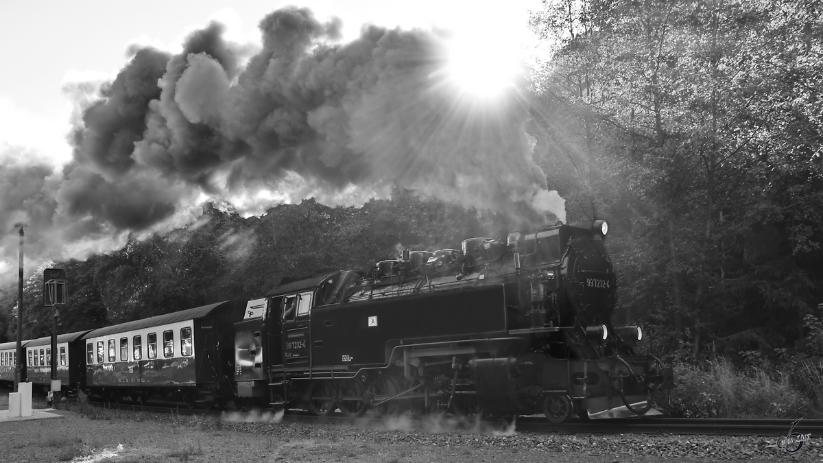 Die Dampflok 99 7232-4 verlässt an einem frühen Morgen im August 2018 den Bahnhof Alexisbad in Richtung Harzgerode.