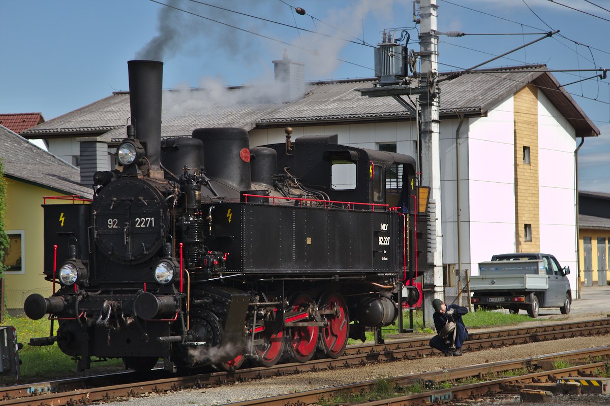 Die Dampflok der Baureihe 92 des Martinsberger Lokalbahnvereins nach der Ankunft in Schwarzenau, wo Wasser nachgefüllt und Wartungsarbeiten durchgeführt werden. (15.08.2014)