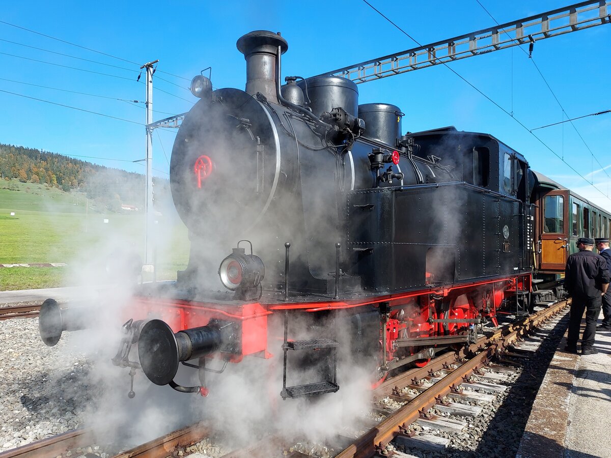 Die Dampflok E 3/3 16388 im Grenzbahnhof LES VERRIERES, 09 okt 2022