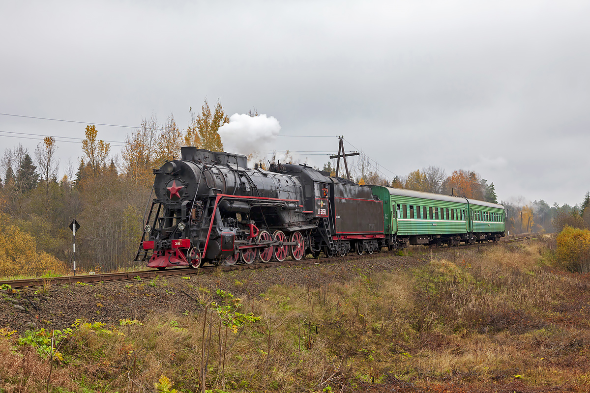 Die Dampflok L-2198 mit Nahverkehrszug Bologoje – Ostaschkow zwischen Bahnhöfe Firowo und Ostaschkow kurz vor der Haltestelle Chernyj Dor am 10. Oktober 2020. (Foto 3.)