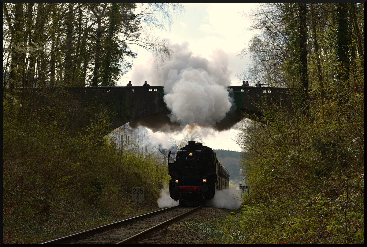 Die Dampflok PRESS 86 744-4 beschildert als 86 1759-9 (Bw Waren) bezwingt mit dem P94000 (Seebad Heringsdorf - Zinnowitz) am 30.04.2023 den Anstieg bei Kölpinsee. Die Dampflok wurde extra für die Sonderfahrten auf Usedom, wie hier früher beim Inselbetrieb üblich, mit Windleitblechen versehen.