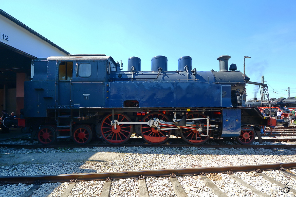 Die Dampflok TAG 8 stammt aus dem Jahr 1943 und wurde bei Krauss-Maffei gebaut. (Bayerisches Eisenbahnmuseum Nördlingen, Juni 2019)