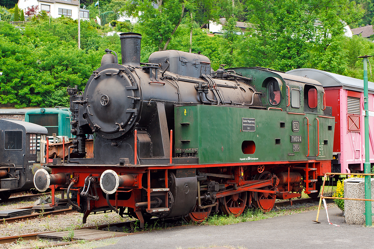 Die Dampflok THEO 4, ex Theodor Wuppermann Nr. 4, am , am 07.06.2014 im Eisenbahnmuseum Dieringhausen. 

Die Tenderlok vom Typ Krupp Knapsack wurde 1949 bei der Lokomotiv- und Waggonbaufabrik Krupp in Essen unter der Fabriknummer 2825 gebaut und an die Firma Theodor Wuppermann GmbH in Leverkusen-Schlebusch als Nr. 4 geliefert. Nach der Außerdienststellung 1981 ging 1982 an die EFO - Eisenbahnfreunde Flügelrad Oberberg e. V. (seit 2009 Interessengemeinschaft und Förderverein für das Eisenbahnmuseum Gummersbach-Dieringhausen e. V.), hier war sie bis Anfang der 2000ter-Jahre betriebsfähig. 

Die Krupp „Knapsack“ ist eine normalspurige, dreiachsige Nassdampf-Tenderlokomotive (Achsfolge C) aus dem Nachkriegs-Typenprogramm der Lokomotiv- und Waggonbaufabrik Krupp, Essen. Ihre Bauart basiert auf einem Einzelstück, welches bereits 1935 an die „AG für Stickstoffdünger“ in Hürth-Knapsack geliefert wurde. Von diesem Vorläufer leitet sich auch die Typenbezeichnung ab.

Mit einer Leistung von rund 400 PSi und einer zulässigen Höchstgeschwindigkeit von 45 km/h in erster Linie für den Einsatz im Übergabe- und Verschubdienst von Industrie- und Werksbahnen konzipiert, wurden von 1949 bis 1961 zwölf Lokomotiven dieses Typs an acht verschiedene Betreiber in Deutschland geliefert. Weitere drei Exemplare wurden in den Jahren 1953 und 1960 in die Türkei exportiert. Wichtigster Betreiber der Knapsack war die Zeche Niederberg in Neukirchen-Vluyn, die zeitweilig bis zu fünf Maschinen einsetzte.

TECHNISCHE DATEN:
Gebate Anzahl:  15 (1949–1961)
Bauart:  C n2t
Spurweite:  1.435 mm (Normalspur)
Länge über Puffer:  9.275 mm
Höhe:  4.000 mm
Gesamtradstand:  3.000 mm
Kleinster bef. Halbmesser:  80 m
Dienstgewicht:  43,0 t
Radsatzfahrmasse:  14,3 t
Höchstgeschwindigkeit:  45 km/h
Indizierte Leistung:  400 PS
Anfahrzugkraft:  10,15 Mp 
Treibraddurchmesser:  1.100 mm
Steuerungsart:  Heusinger, außen
Zylinderanzahl:  2
Zylinderdurchmesser:  440 mm
Kolbenhub:  550 mm
Kesselüberdruck:  14 kp/cm²
Wasservorrat:  4 m³
Brennstoffvorrat:  2,5 t Kohle