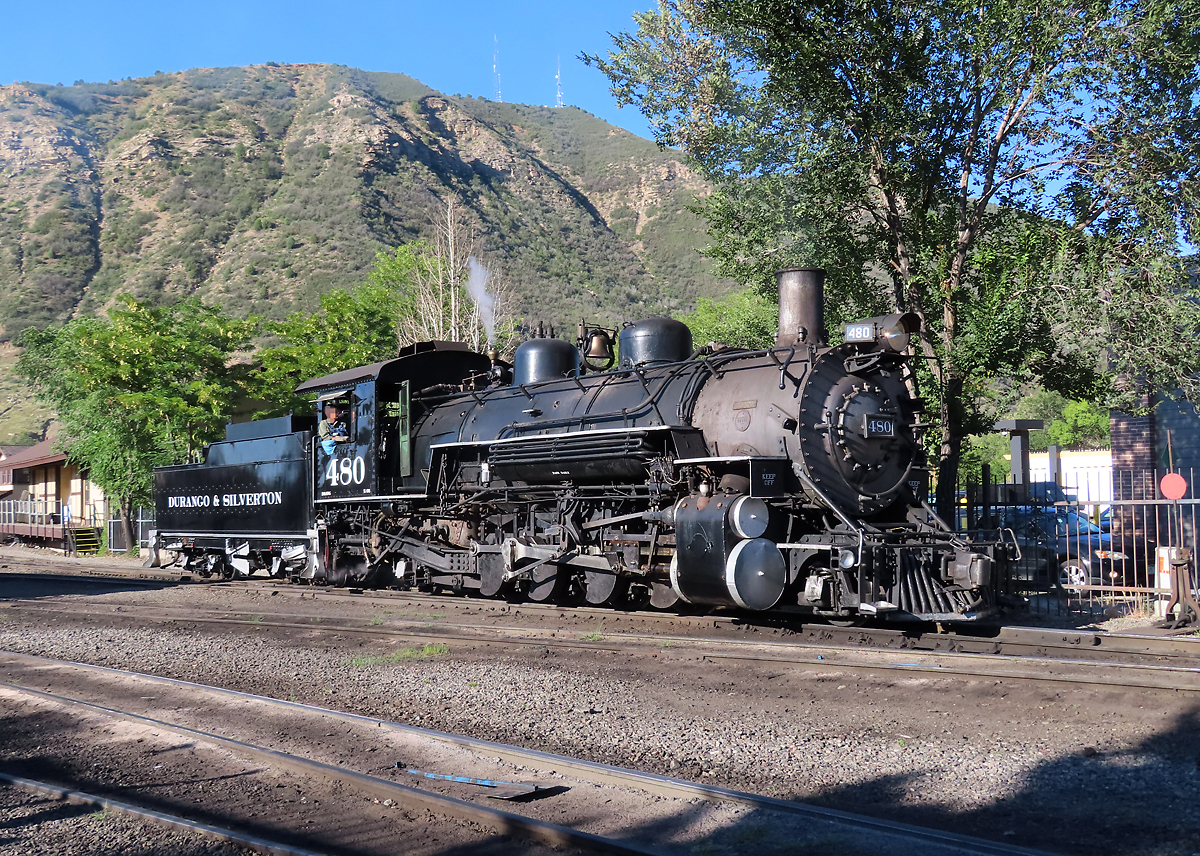 Die Dampflok unseres Zuges nach Silverton auf dem Weg vom Depot zum Bahnhof in der Morgensonne. Durango, CO, 1.9.2022