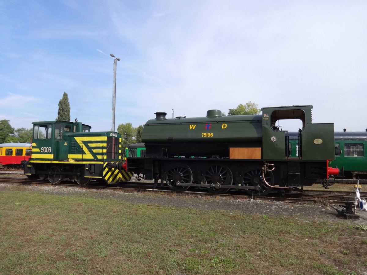 Die Dampflok  War Department 196 - Austerity  von Stoomcentrum Maldegem mit die Dieseltraktor 9008 im Bf. Mariembourg, sept. 2016