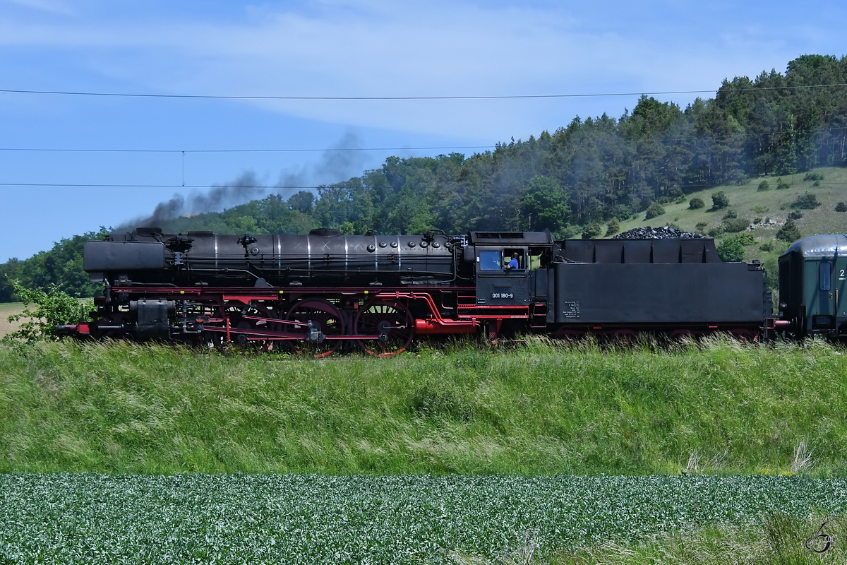 Die Dampflokomotive 001 180-9 war Anfang Juni 2019 in der Nähe von Hoppingen zu sehen.