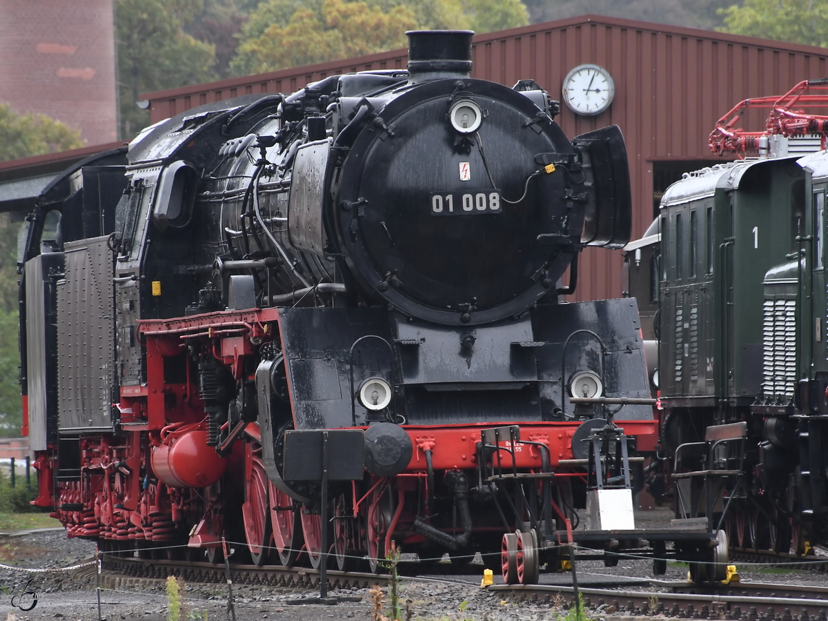 Die Dampflokomotive 01 008 hinter einer Draisine im Eisenbahnmuseum Bochum. (September 2018)