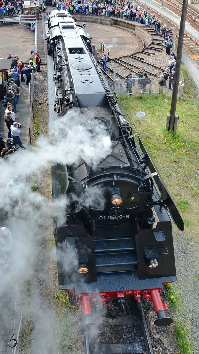 Die Dampflokomotive 01 0509-8 fährt auf das Gelände des Eisenbahnmuseums in Dresden. (April 2014)